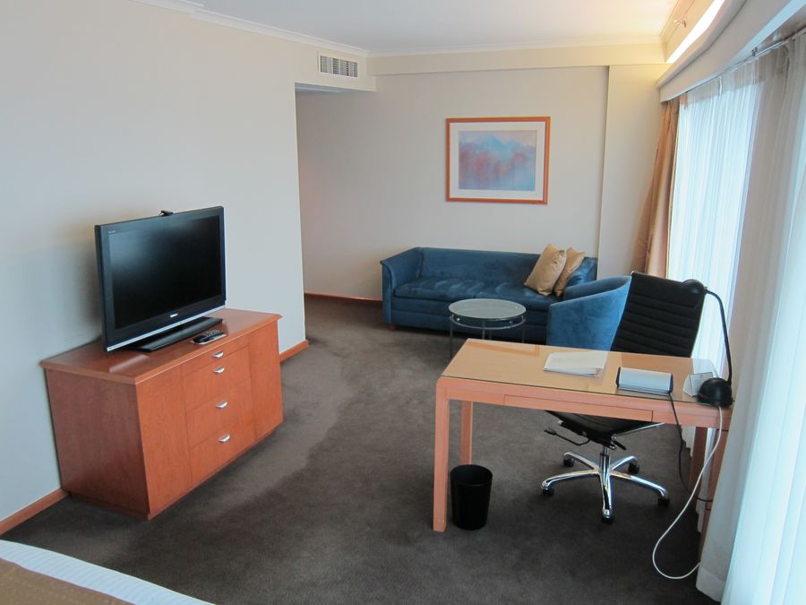 Holiday Inn Sydney Airport: big room, problems with access & Internet