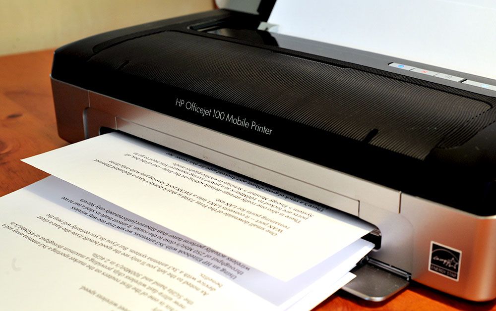 Средства печати документов. Печать документов на принтере. Принтер для печатания документов. Принтер с документами. Принтер печатает.