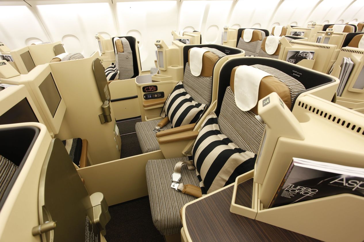 Сайт авиакомпании этихады. Этихад бизнес класс. Boeing 787 Etihad Business class. Etihad Airways самолет внутри. Боинг 737 Etihad.