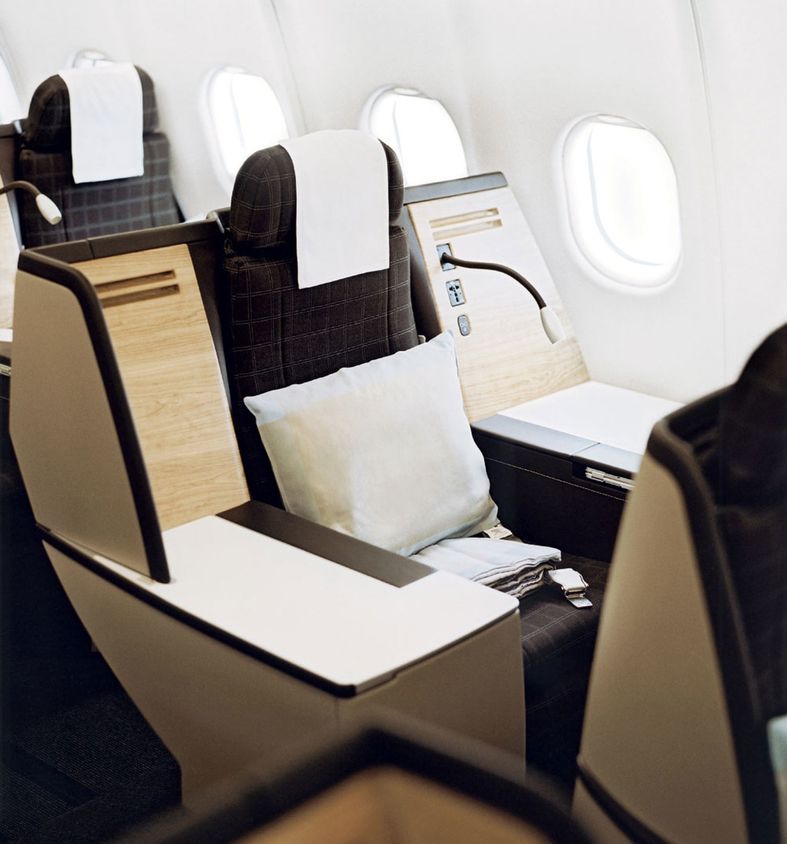 Swiss business class 'throne' still rules on the Boeing 777-300ER ...