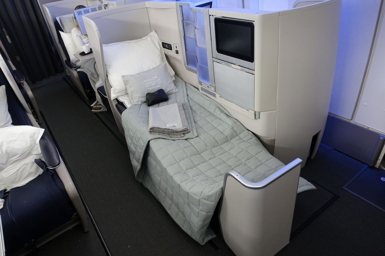 British Airways shows off new bedding and food service - Executive ...