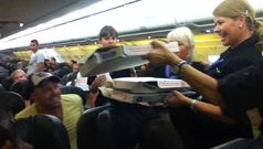 Pilot of delayed plane calls for pizza