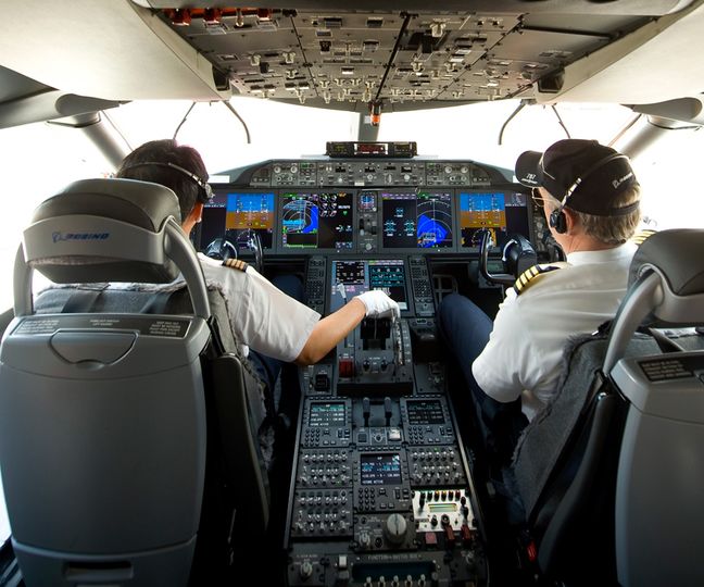 Pilots and aviation enthusiasts alike flip over the 787's cutting-edge cockpit