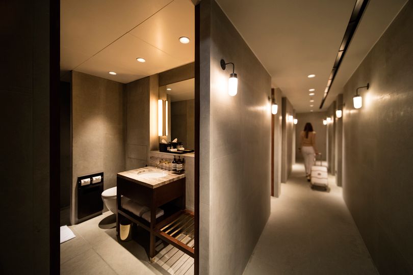 Cathay Pacific lounge showers, Hong Kong