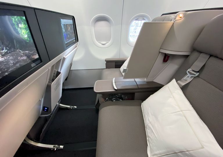 Cathay Pacific Airbus A321neo: business & economy class, photos, more ...