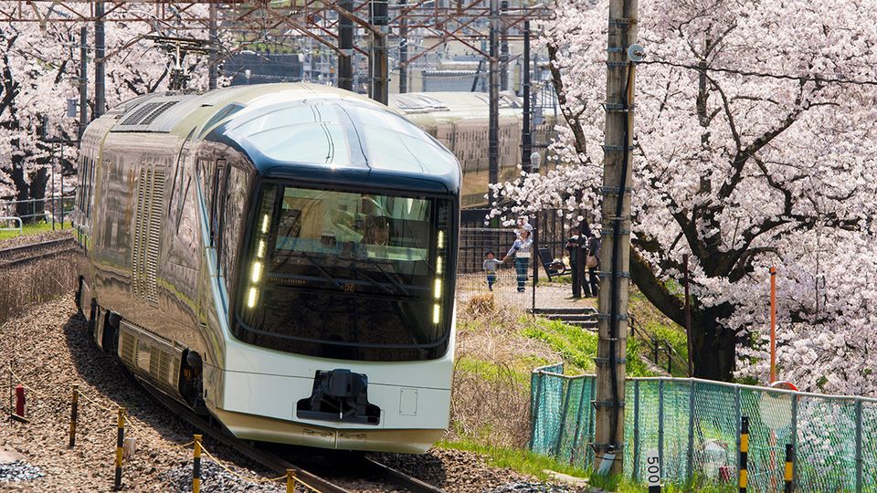 The Champagne-gold train carves an exquisite path through the landscape. © East Japan Railway Company