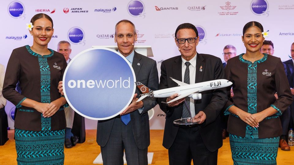 Oneworld CEO Nat Pieper and Fiji Airways CEO Andre Viljoen, flanked by FJ cabin crew.