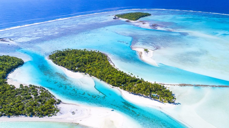 Find yourself in serene Aitutaki.