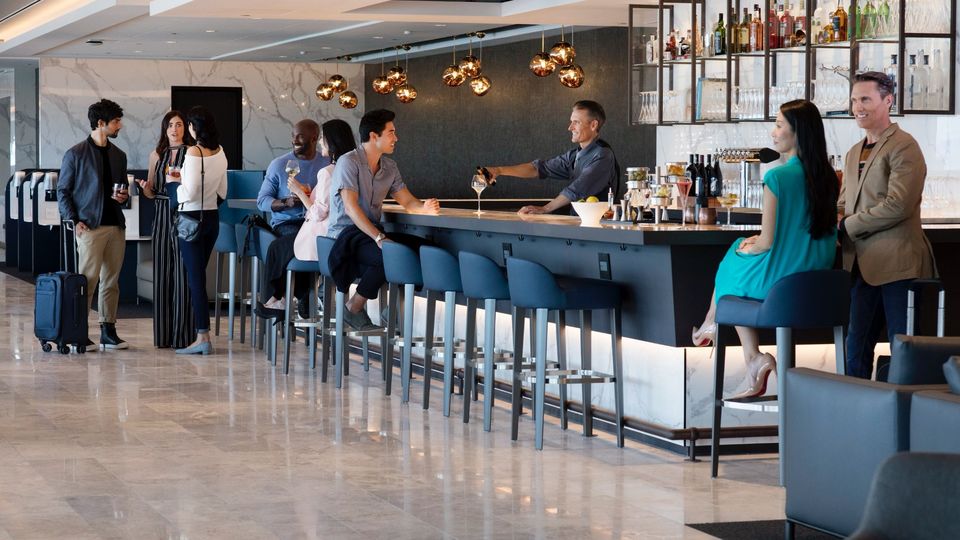 A $1 bill is the standard gratuity for complimentary drinks in most US airport lounges.