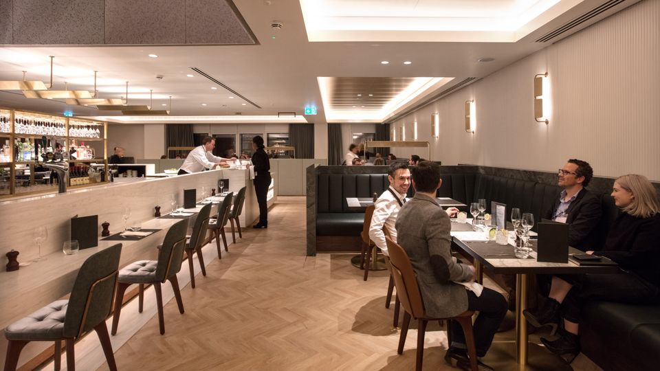 Stick to the ground floor of the Qantas lounge for à la carte dining and the globe-trotting gin bar.