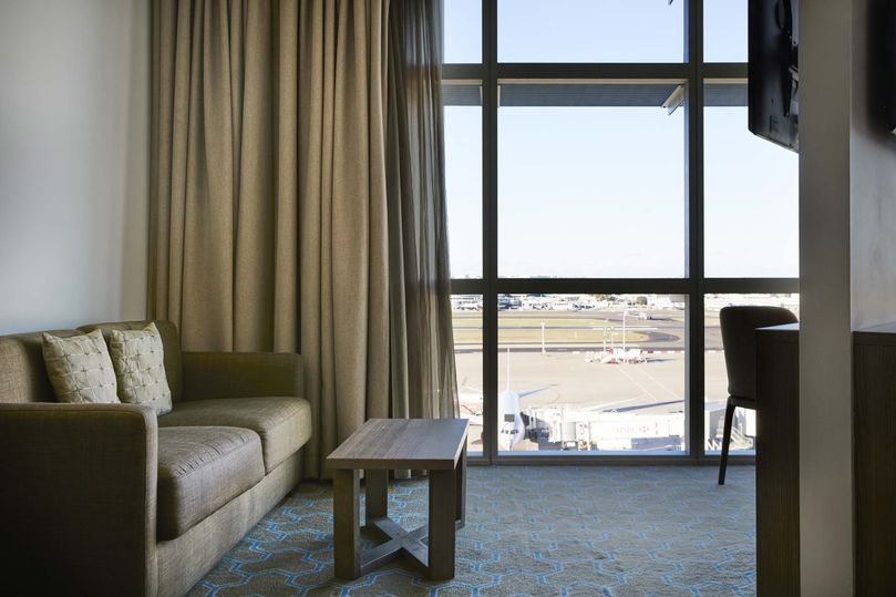 Rydges Sydney Airport Hotel: Deluxe King Suite lounge