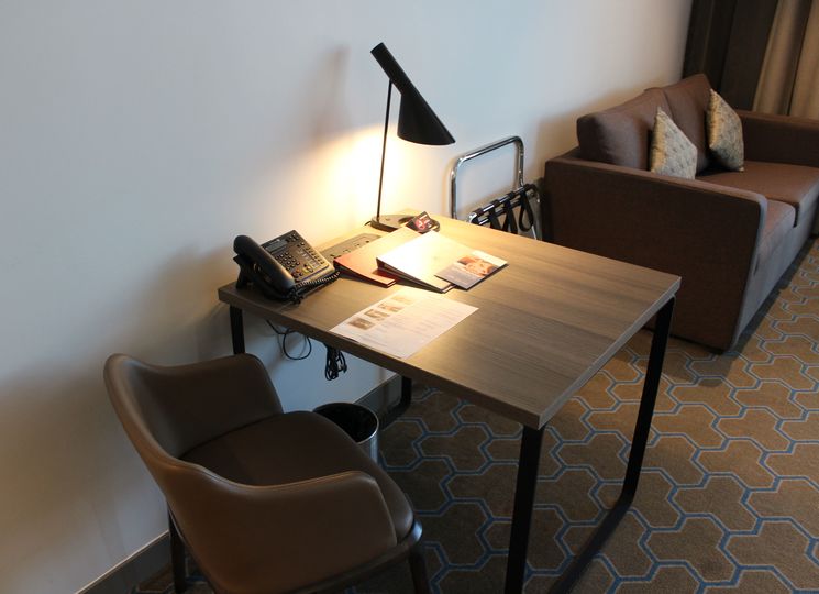 Rydges Sydney Airport Hotel: Deluxe King Suite desk