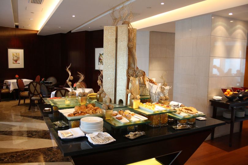 Enjoy breakfast at the Pudong Shangri-La, East Shanghai's Horizon Club lounge